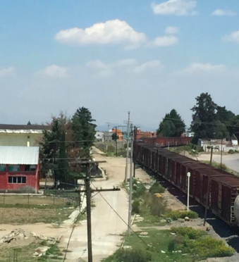 Denuncian riesgo por paso de tren en Huamantla